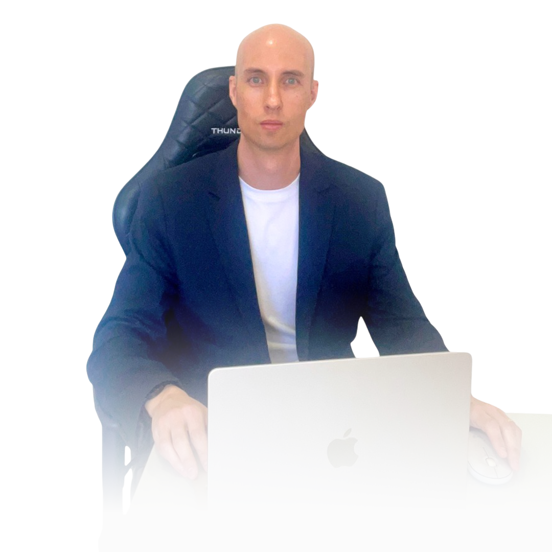 André, especialista em Meta Ads, sorrindo em frente ao computador durante a gravação do curso.